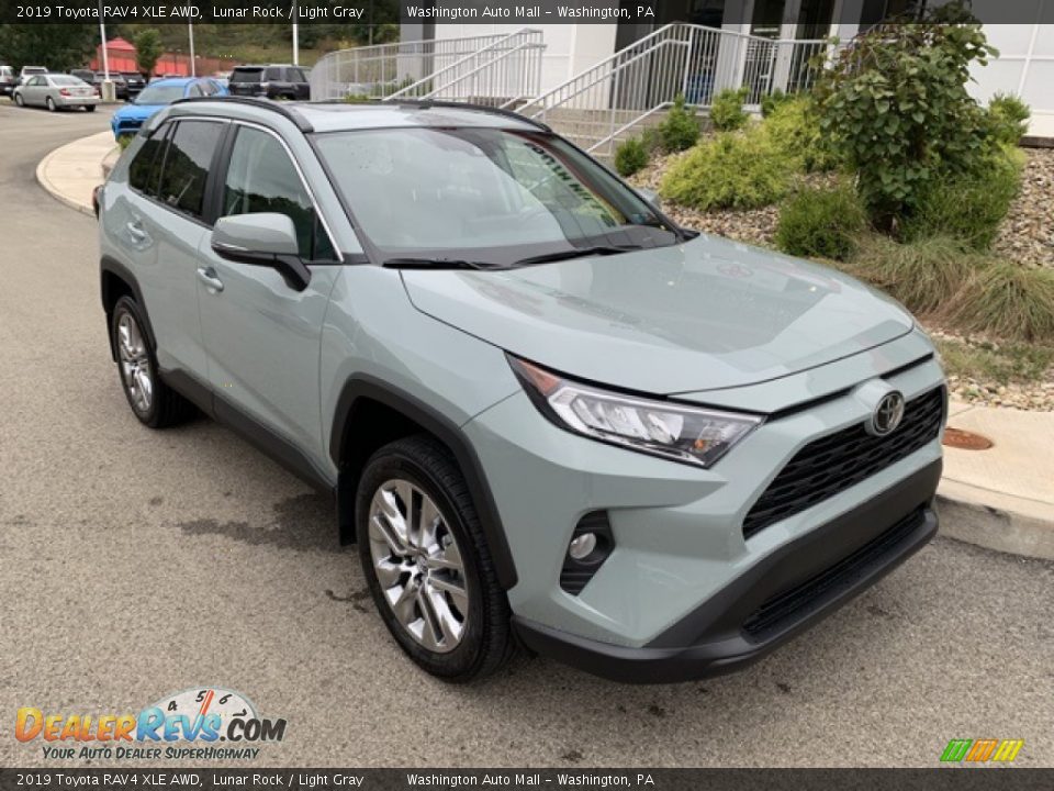 Front 3/4 View of 2019 Toyota RAV4 XLE AWD Photo #1