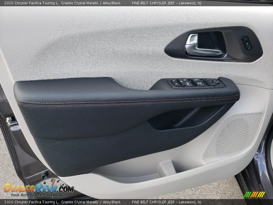 2020 Chrysler Pacifica Touring L Granite Crystal Metallic / Alloy/Black Photo #8