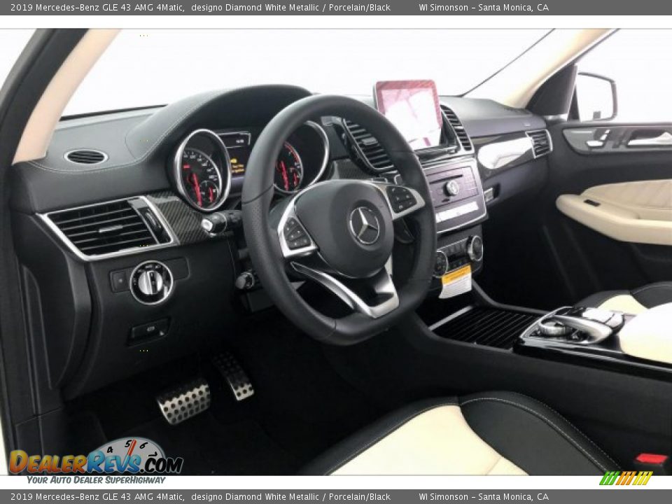 Dashboard of 2019 Mercedes-Benz GLE 43 AMG 4Matic Photo #4