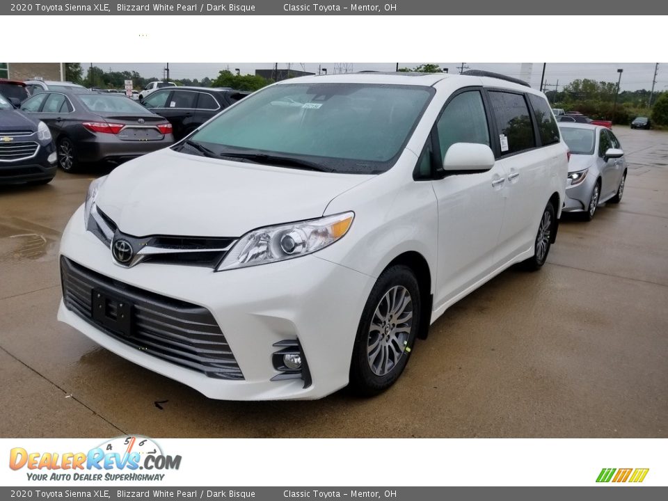 Front 3/4 View of 2020 Toyota Sienna XLE Photo #1