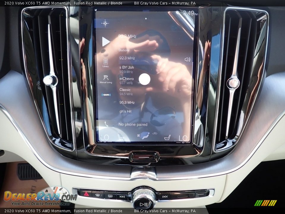 Controls of 2020 Volvo XC60 T5 AWD Momentum Photo #15
