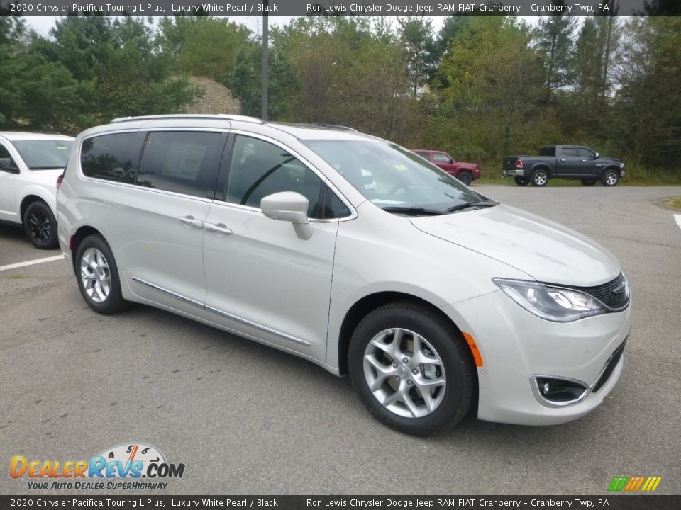 Front 3/4 View of 2020 Chrysler Pacifica Touring L Plus Photo #7