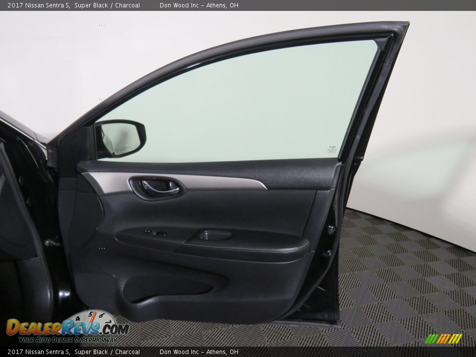 2017 Nissan Sentra S Super Black / Charcoal Photo #24