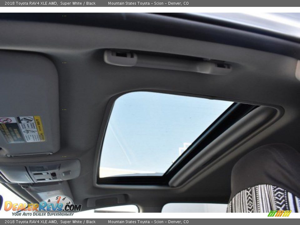 2018 Toyota RAV4 XLE AWD Super White / Black Photo #10