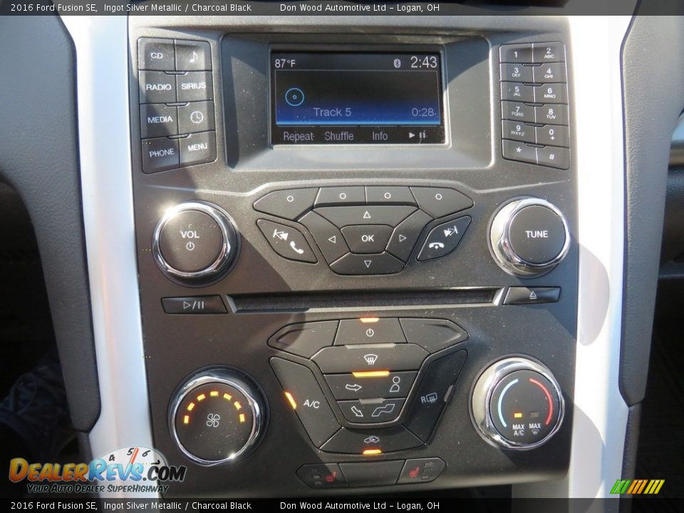 2016 Ford Fusion SE Ingot Silver Metallic / Charcoal Black Photo #25