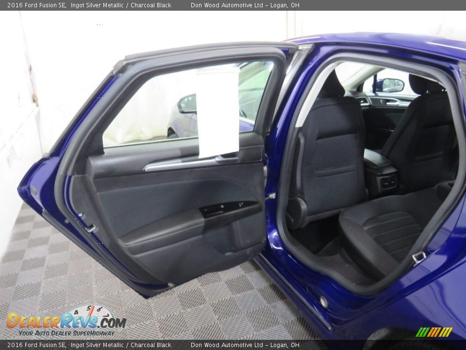2016 Ford Fusion SE Ingot Silver Metallic / Charcoal Black Photo #31