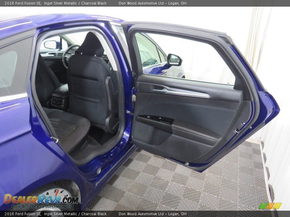 2016 Ford Fusion SE Ingot Silver Metallic / Charcoal Black Photo #35