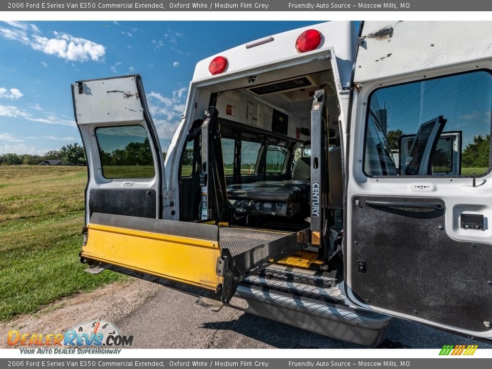 2006 Ford E Series Van E350 Commercial Extended Oxford White / Medium Flint Grey Photo #4