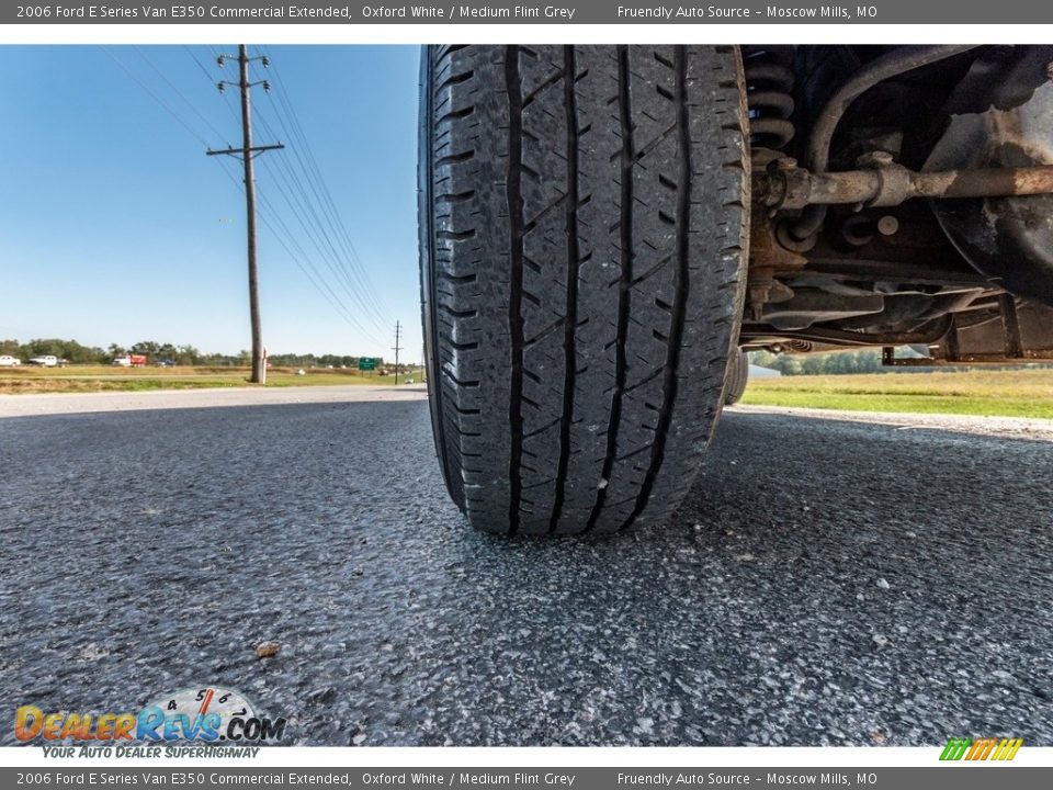 2006 Ford E Series Van E350 Commercial Extended Oxford White / Medium Flint Grey Photo #17