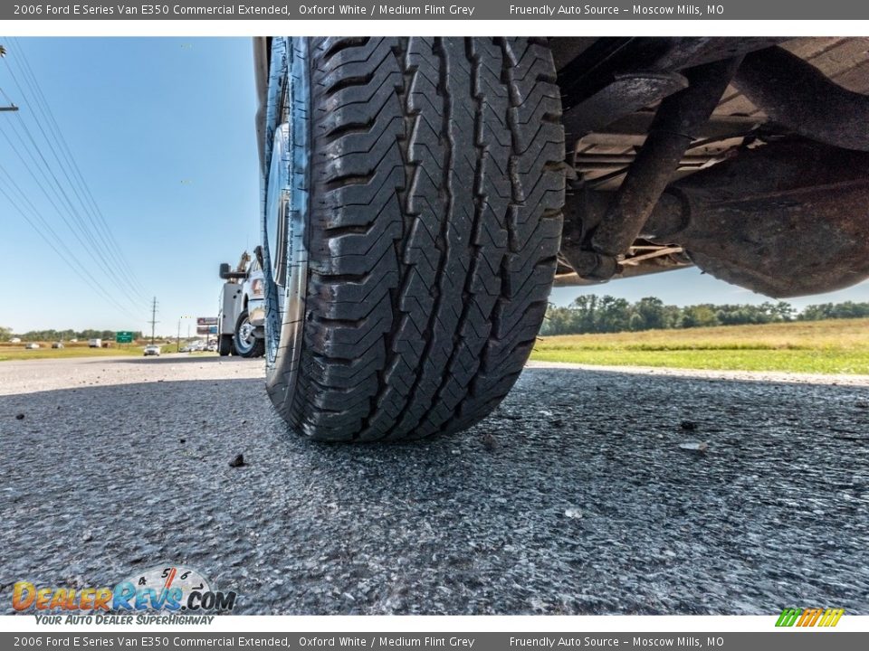 2006 Ford E Series Van E350 Commercial Extended Oxford White / Medium Flint Grey Photo #18