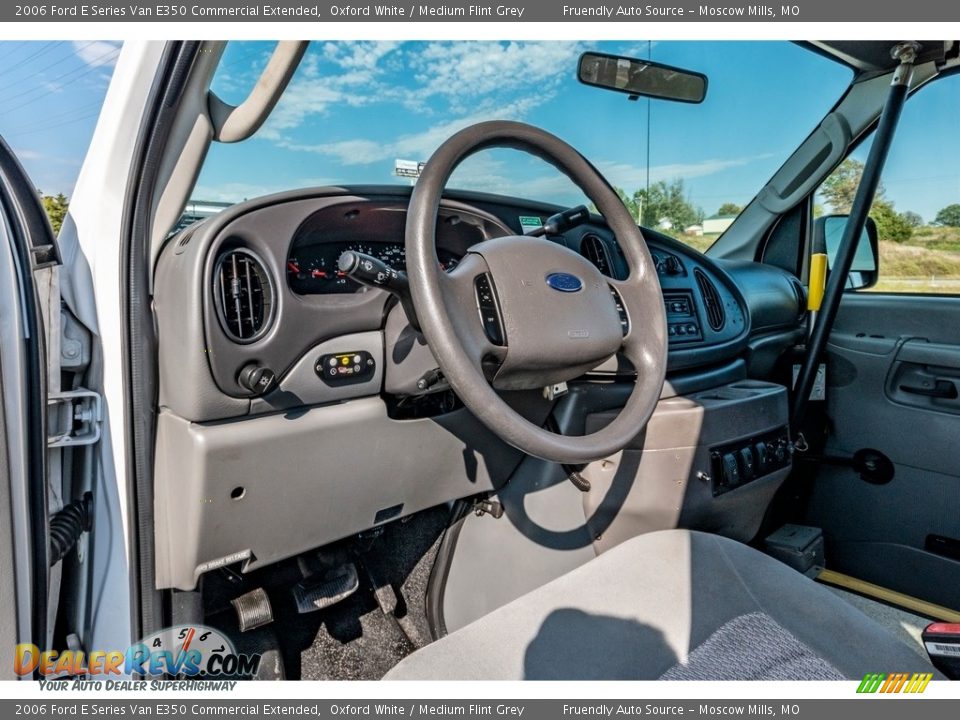 2006 Ford E Series Van E350 Commercial Extended Oxford White / Medium Flint Grey Photo #24