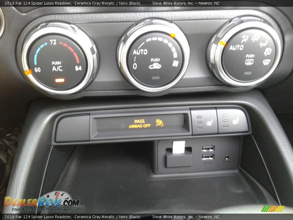 Controls of 2019 Fiat 124 Spider Lusso Roadster Photo #22