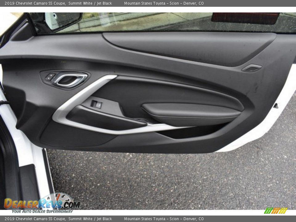 Door Panel of 2019 Chevrolet Camaro SS Coupe Photo #25