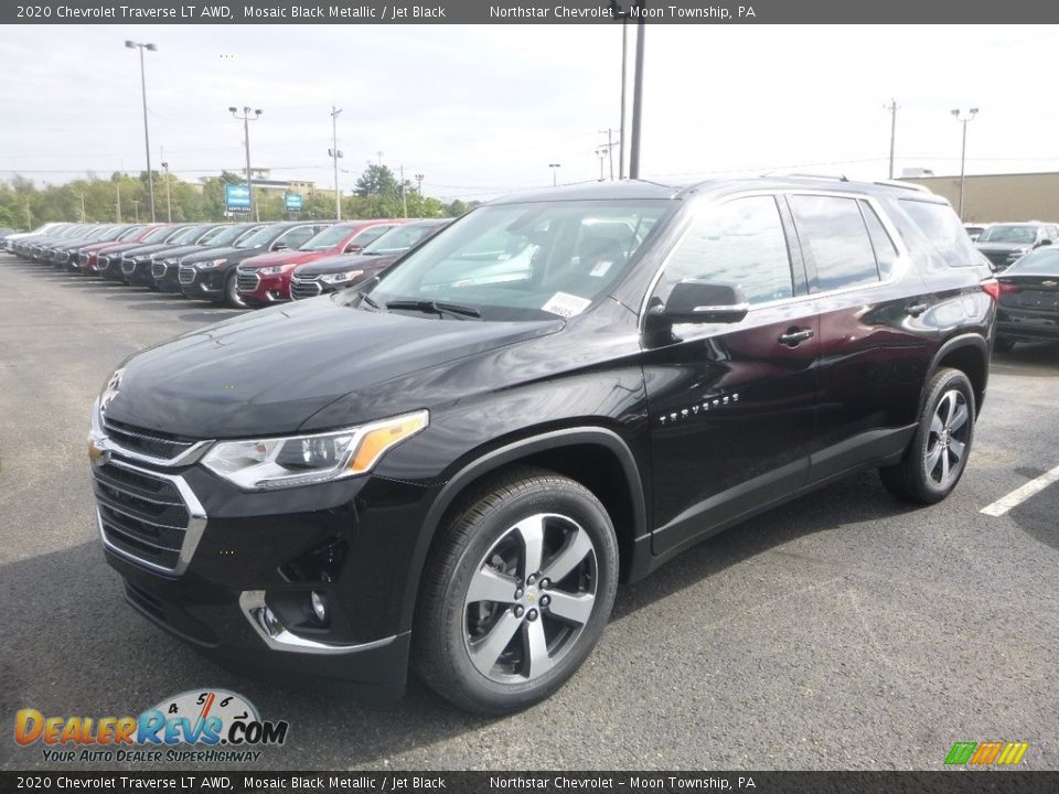 Front 3/4 View of 2020 Chevrolet Traverse LT AWD Photo #1