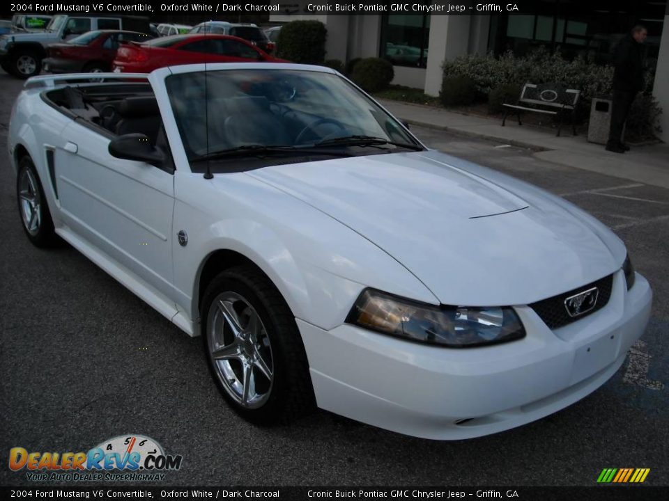 2004 Ford Mustang V6 Convertible Oxford White / Dark Charcoal Photo #2