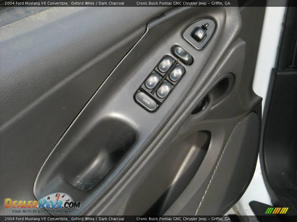 2004 Ford Mustang V6 Convertible Oxford White / Dark Charcoal Photo #12