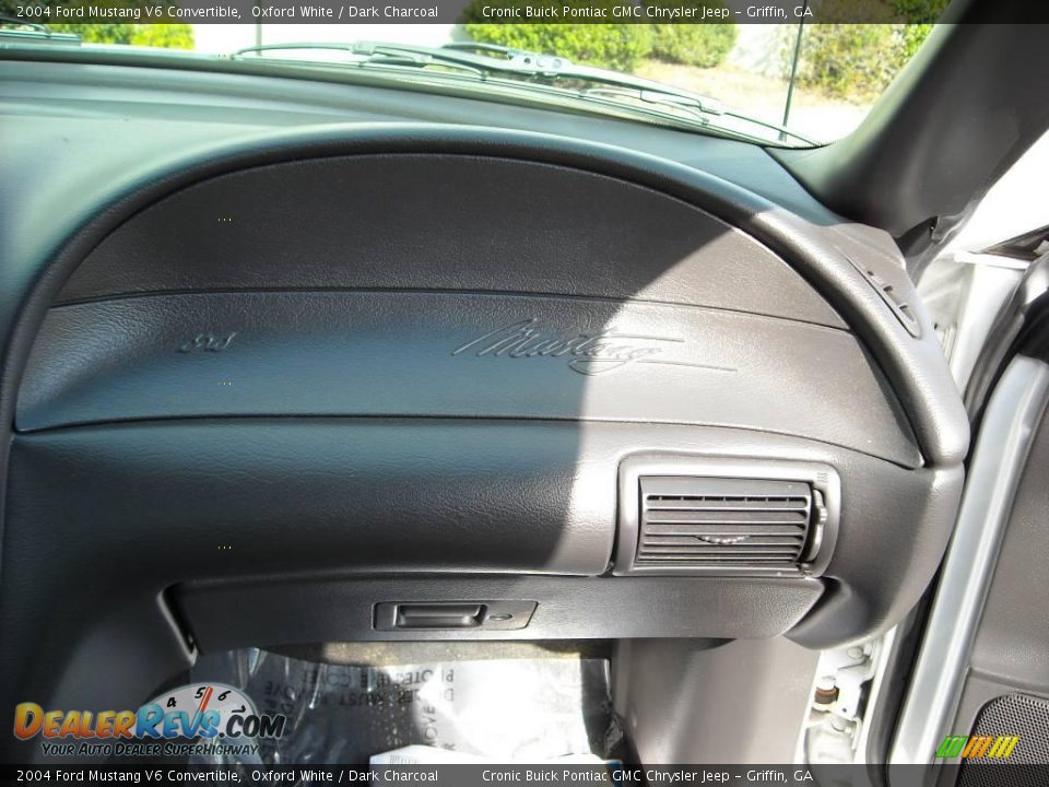 2004 Ford Mustang V6 Convertible Oxford White / Dark Charcoal Photo #15