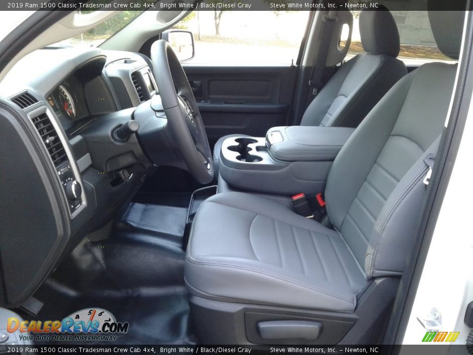 2019 Ram 1500 Classic Tradesman Crew Cab 4x4 Bright White / Black/Diesel Gray Photo #10