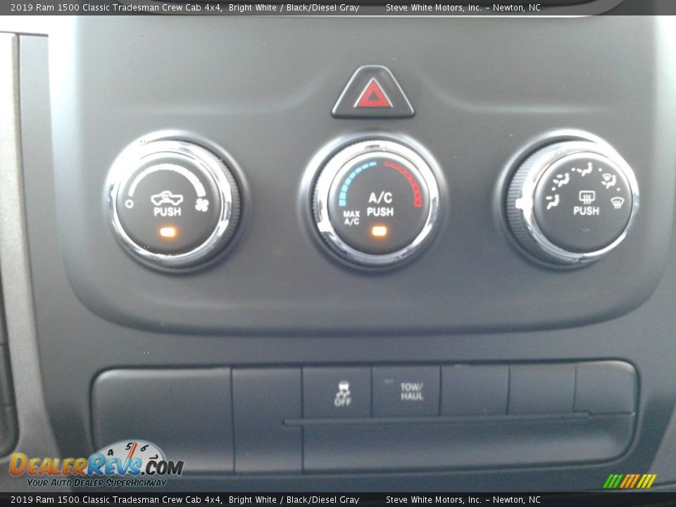 2019 Ram 1500 Classic Tradesman Crew Cab 4x4 Bright White / Black/Diesel Gray Photo #22