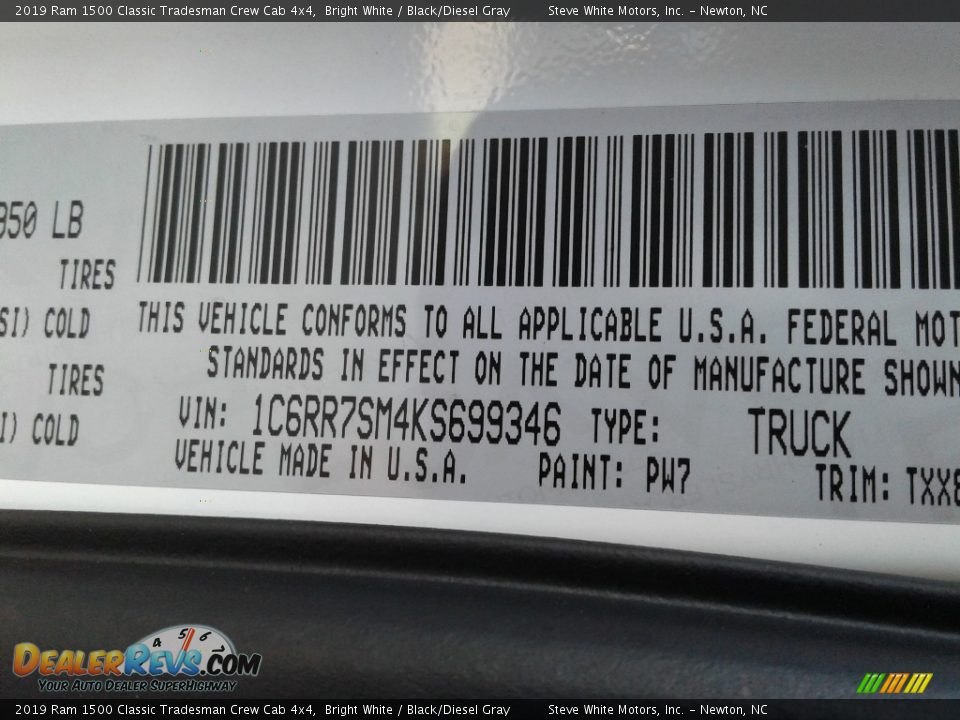 2019 Ram 1500 Classic Tradesman Crew Cab 4x4 Bright White / Black/Diesel Gray Photo #27