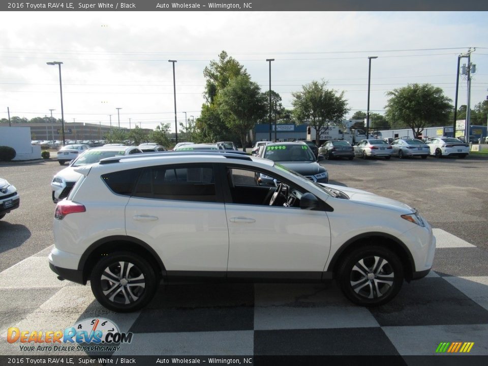 2016 Toyota RAV4 LE Super White / Black Photo #3