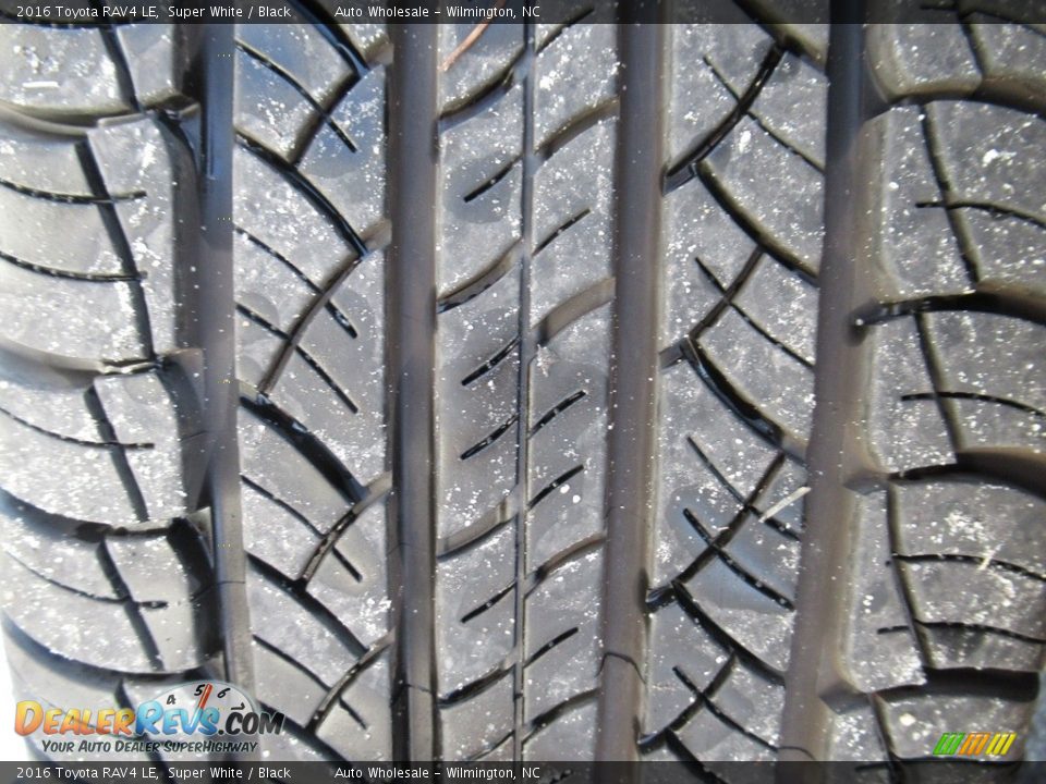 2016 Toyota RAV4 LE Super White / Black Photo #9