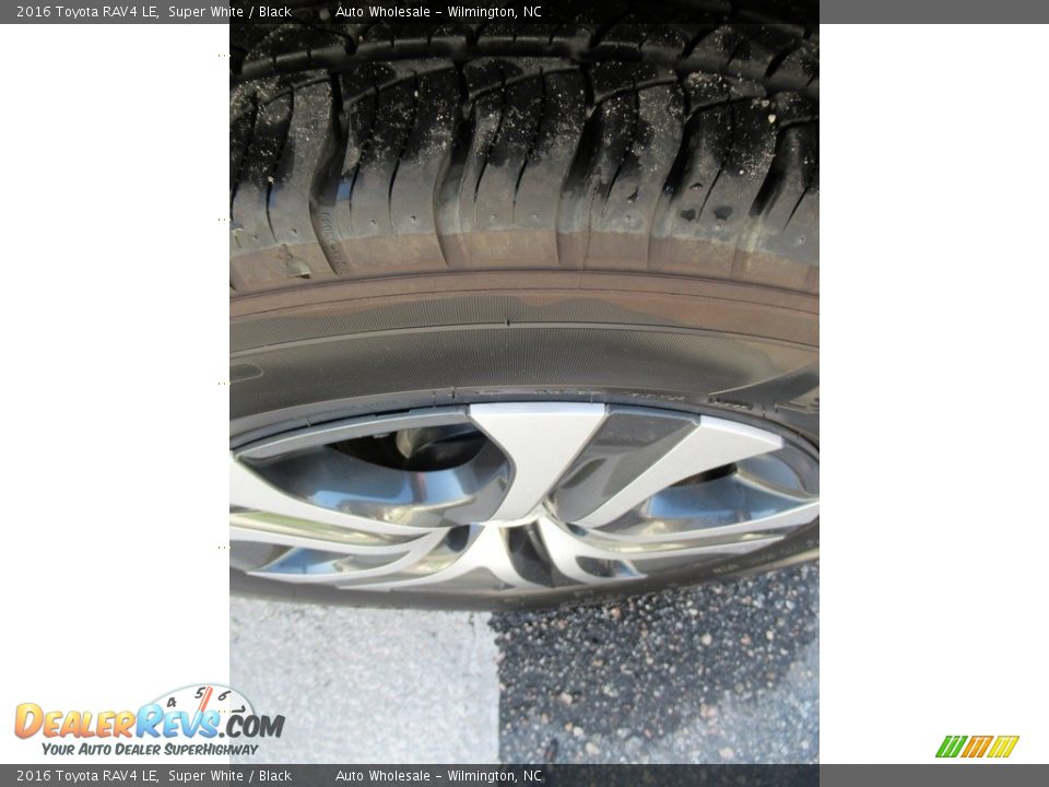 2016 Toyota RAV4 LE Super White / Black Photo #10