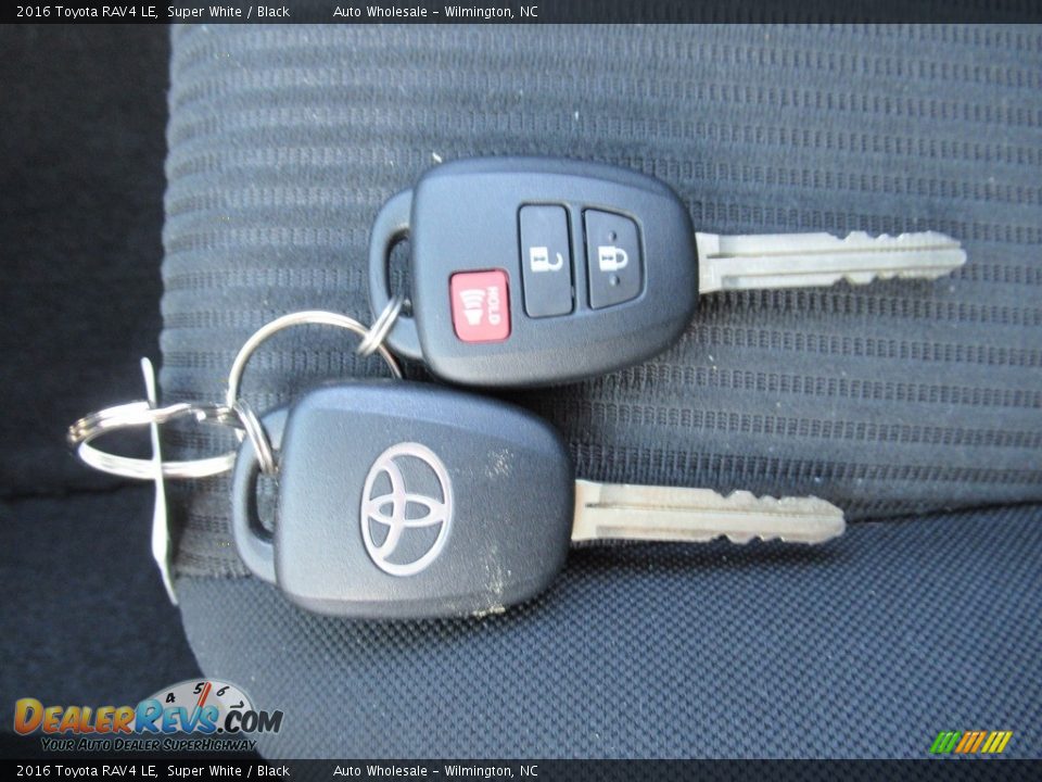 2016 Toyota RAV4 LE Super White / Black Photo #20
