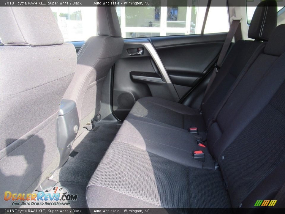 2018 Toyota RAV4 XLE Super White / Black Photo #11