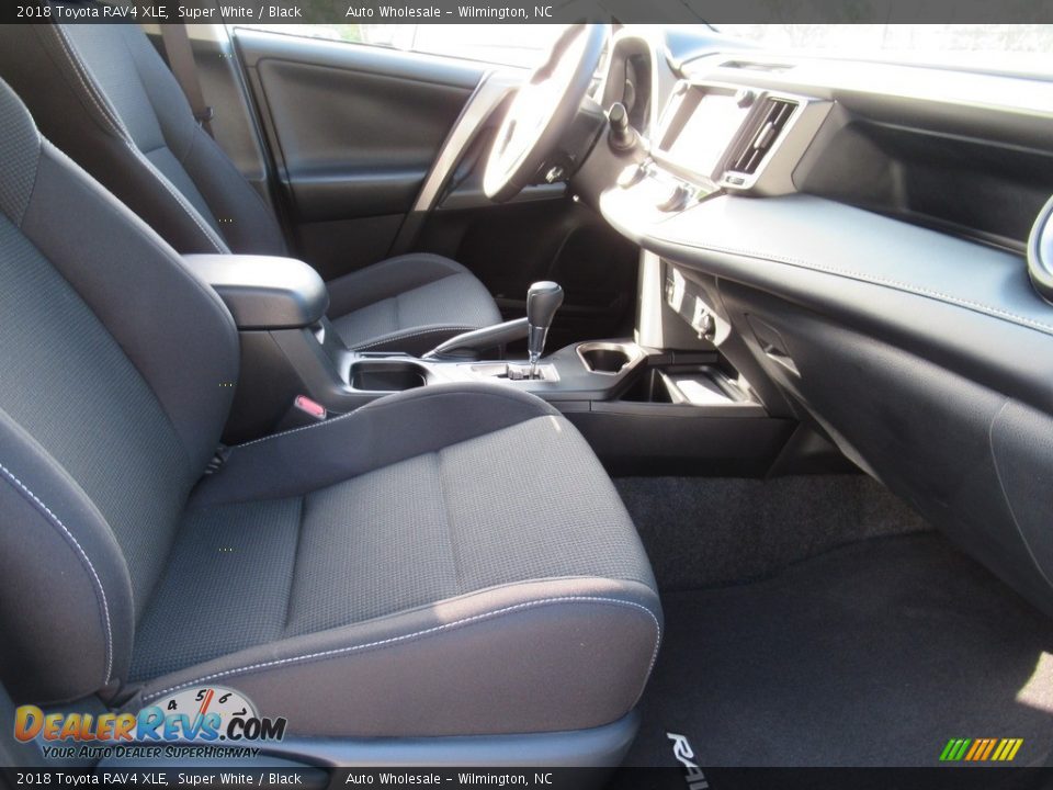 2018 Toyota RAV4 XLE Super White / Black Photo #12