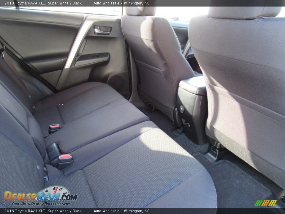 2018 Toyota RAV4 XLE Super White / Black Photo #13