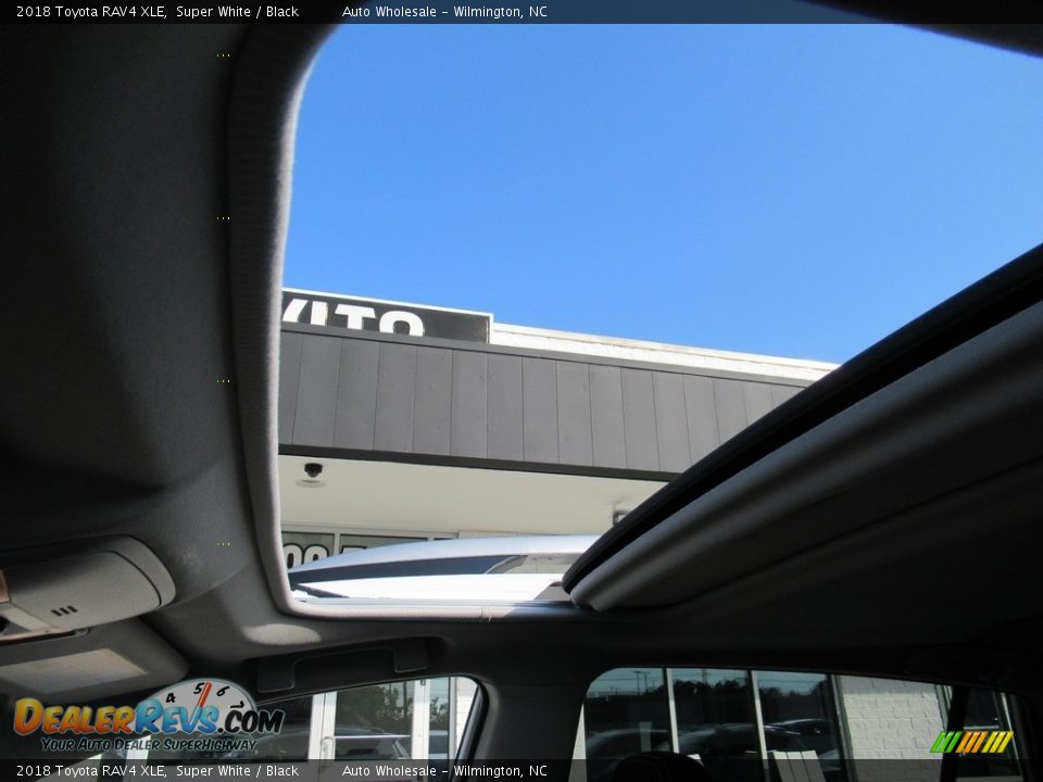 2018 Toyota RAV4 XLE Super White / Black Photo #14