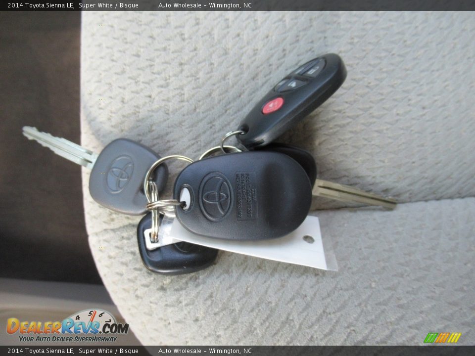 2014 Toyota Sienna LE Super White / Bisque Photo #20
