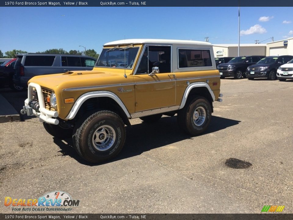 Front 3/4 View of 1970 Ford Bronco Sport Wagon Photo #1