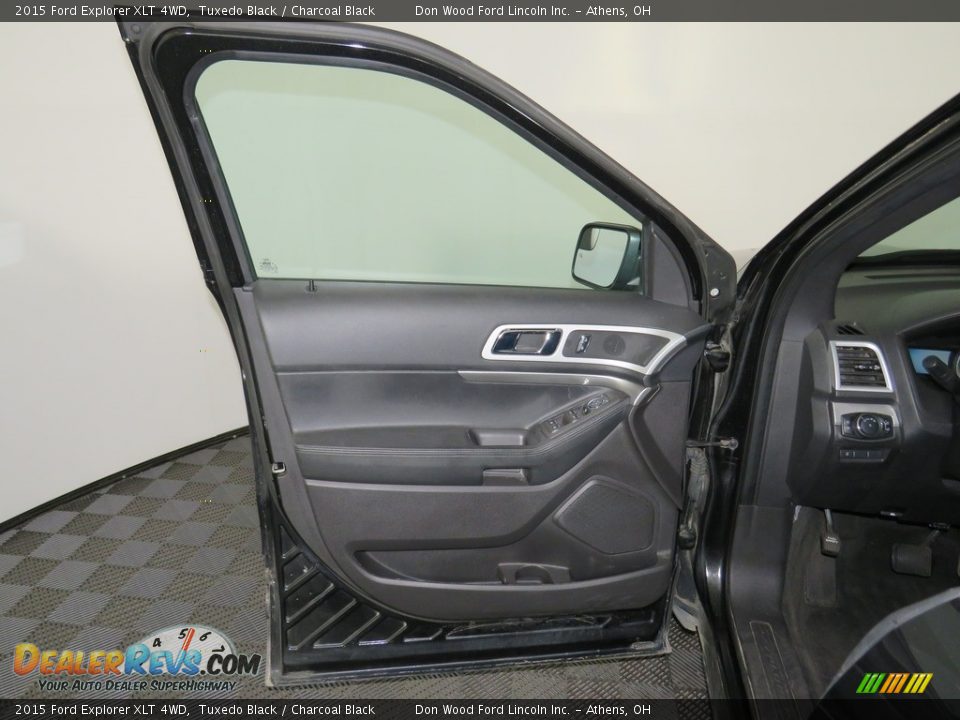 2015 Ford Explorer XLT 4WD Tuxedo Black / Charcoal Black Photo #18