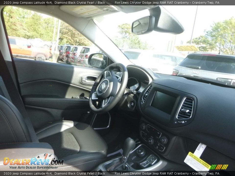 2020 Jeep Compass Latitude 4x4 Diamond Black Crystal Pearl / Black Photo #10
