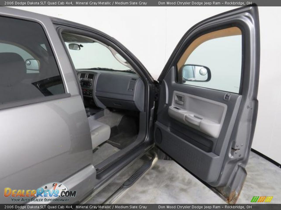 2006 Dodge Dakota SLT Quad Cab 4x4 Mineral Gray Metallic / Medium Slate Gray Photo #31