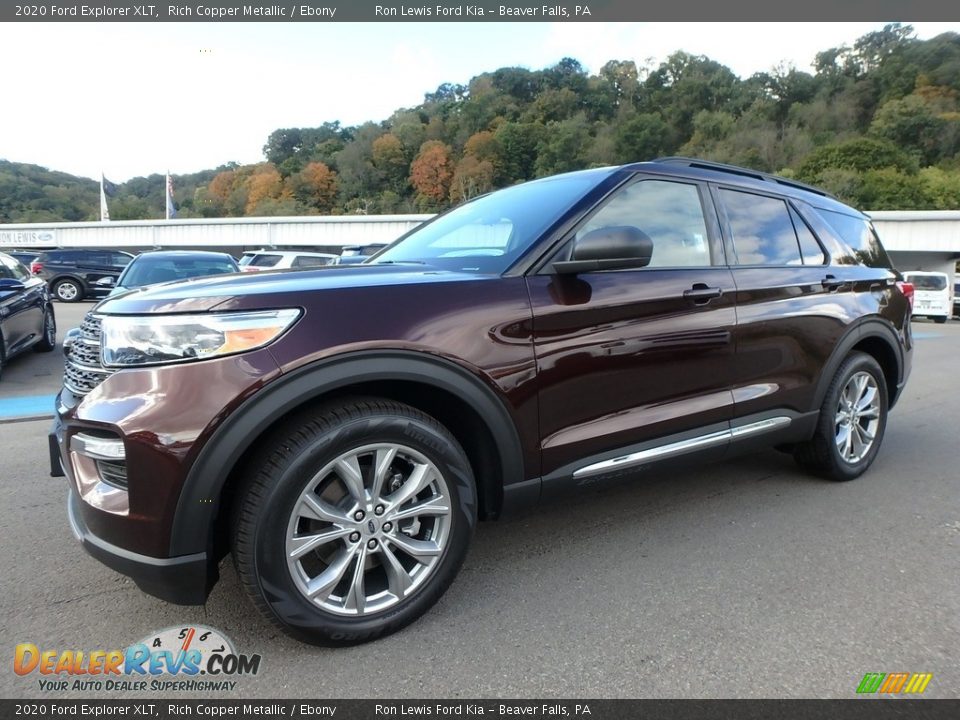 Front 3/4 View of 2020 Ford Explorer XLT Photo #7