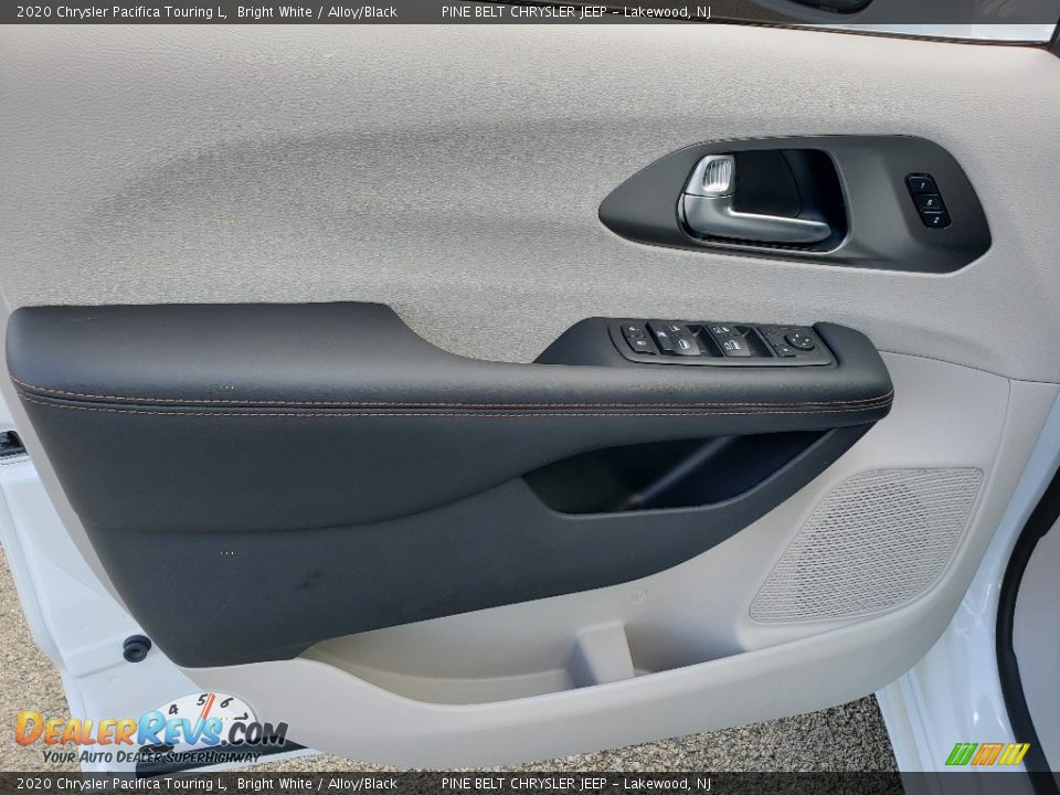 2020 Chrysler Pacifica Touring L Bright White / Alloy/Black Photo #8