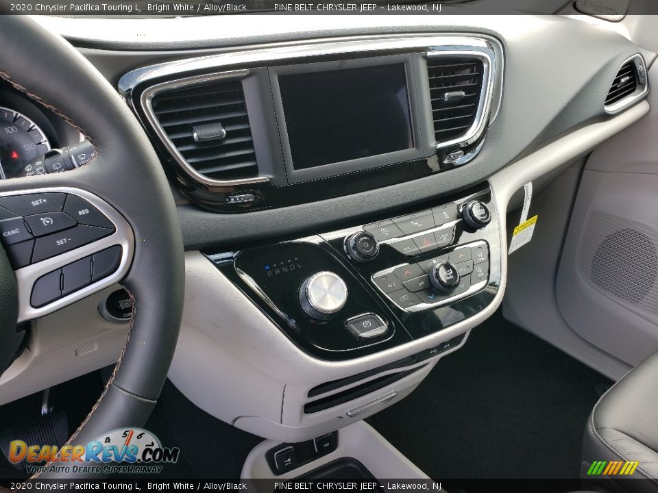 2020 Chrysler Pacifica Touring L Bright White / Alloy/Black Photo #10