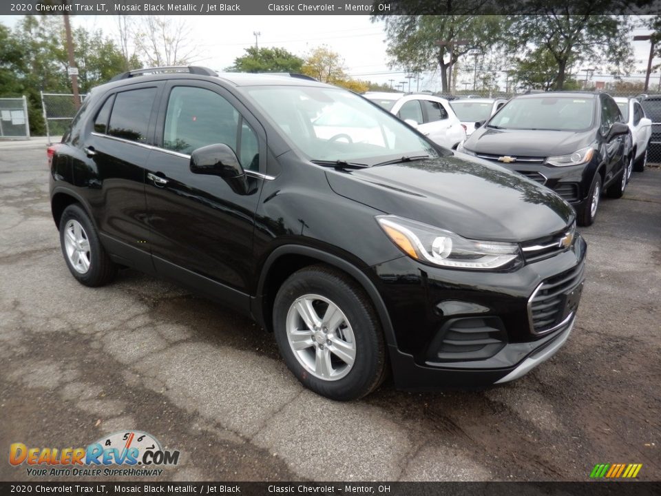 Front 3/4 View of 2020 Chevrolet Trax LT Photo #3