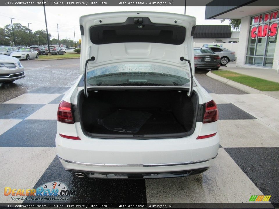 2019 Volkswagen Passat SE R-Line Pure White / Titan Black Photo #5