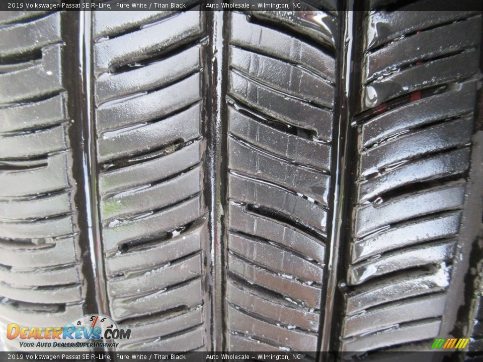2019 Volkswagen Passat SE R-Line Pure White / Titan Black Photo #8
