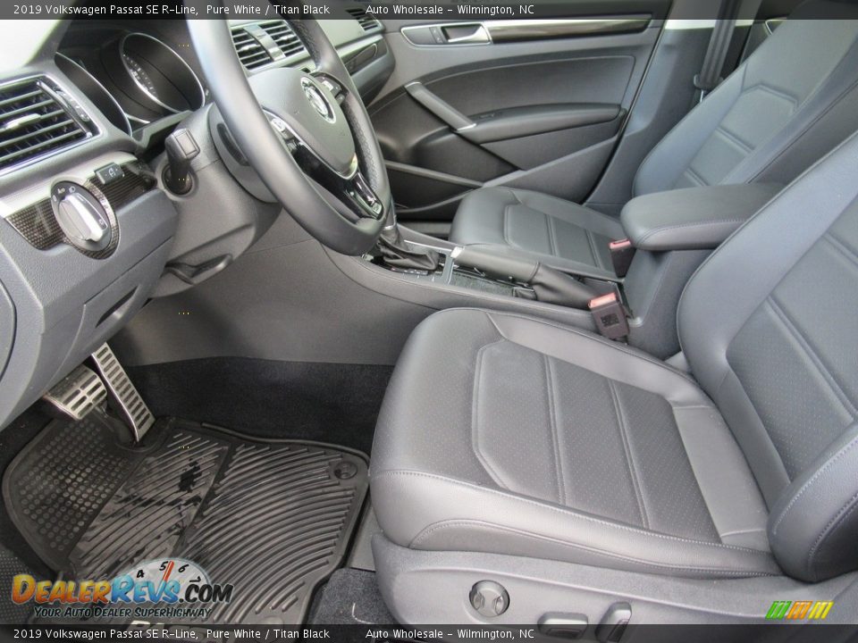 Front Seat of 2019 Volkswagen Passat SE R-Line Photo #9