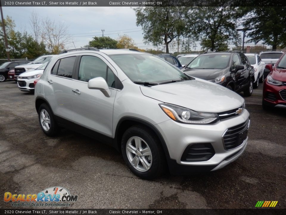 Front 3/4 View of 2020 Chevrolet Trax LT Photo #3