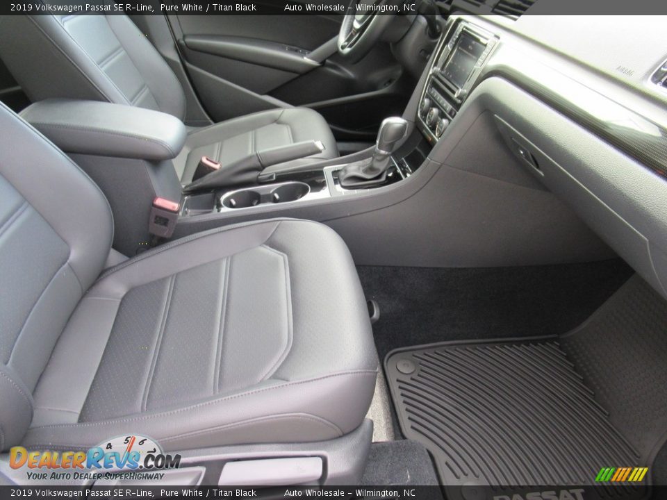 2019 Volkswagen Passat SE R-Line Pure White / Titan Black Photo #11
