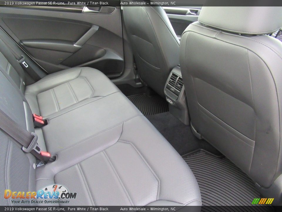 2019 Volkswagen Passat SE R-Line Pure White / Titan Black Photo #12