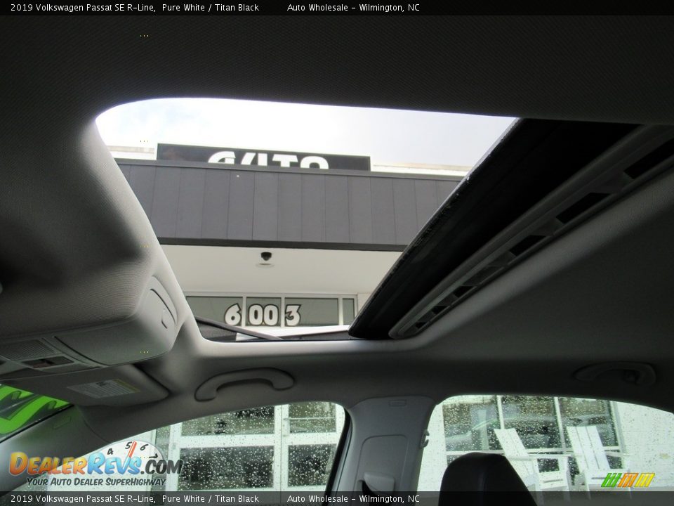 2019 Volkswagen Passat SE R-Line Pure White / Titan Black Photo #13