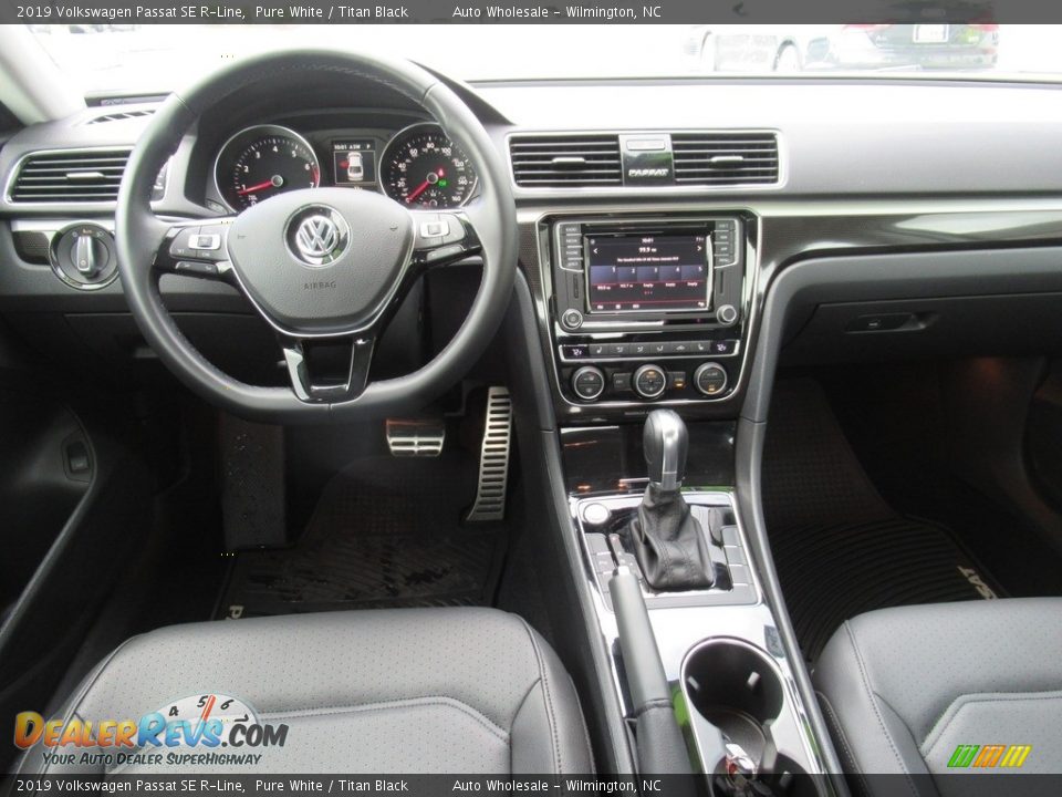 Dashboard of 2019 Volkswagen Passat SE R-Line Photo #14