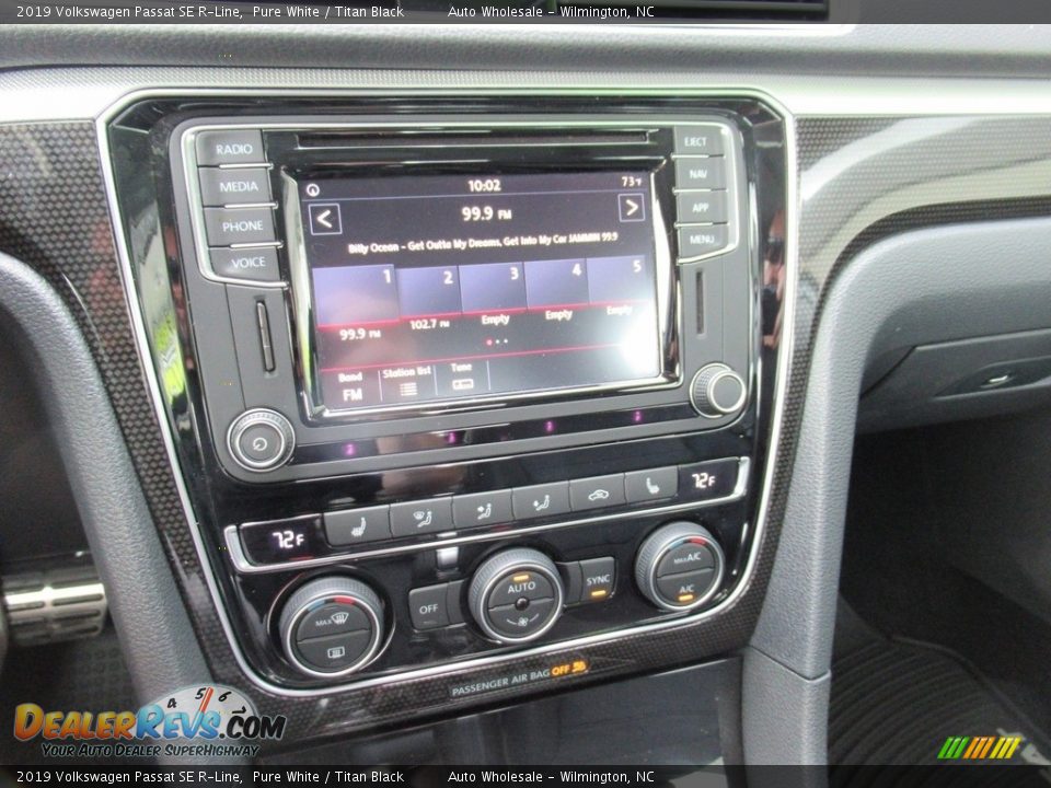 Controls of 2019 Volkswagen Passat SE R-Line Photo #17